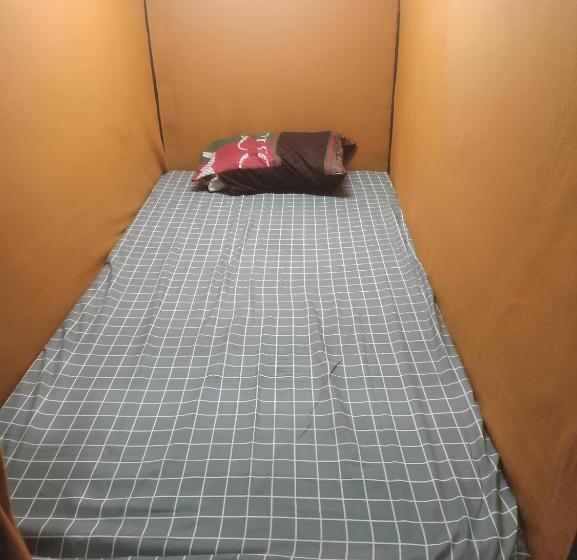 Habitación Estàndard Individual, Rubikz Hostel & Cafe