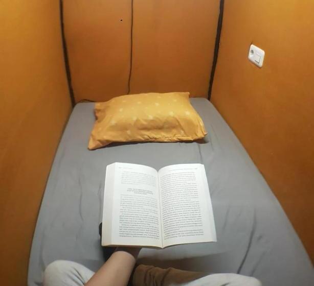 Habitación Estàndard Individual, Rubikz Hostel & Cafe