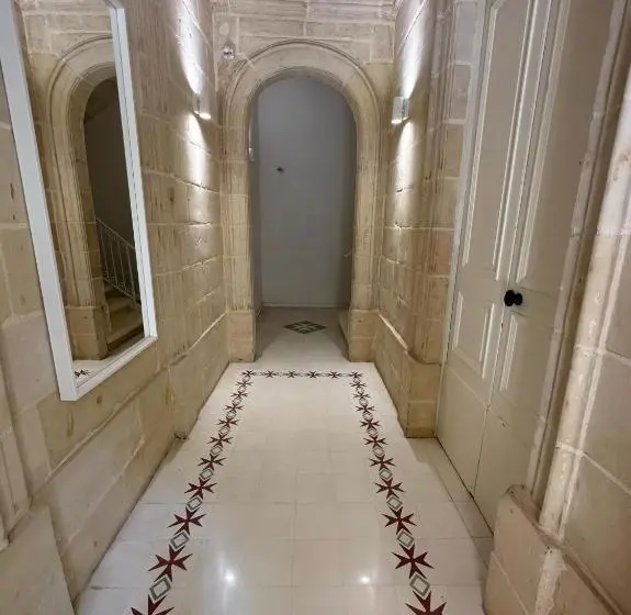 استودیو استاندارد با بالکن, 15 Main Gate