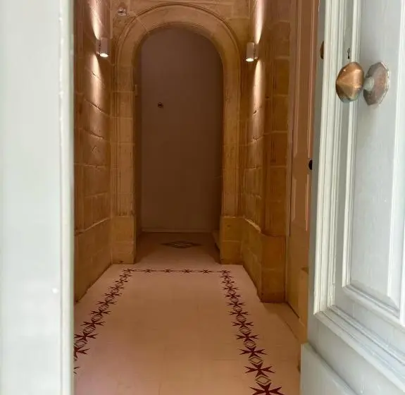 استودیو استاندارد با بالکن, 15 Main Gate