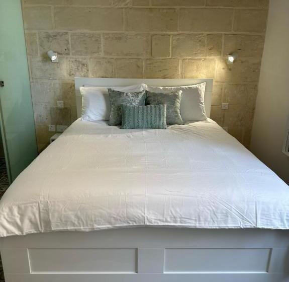 استودیو استاندارد با بالکن, 15 Main Gate