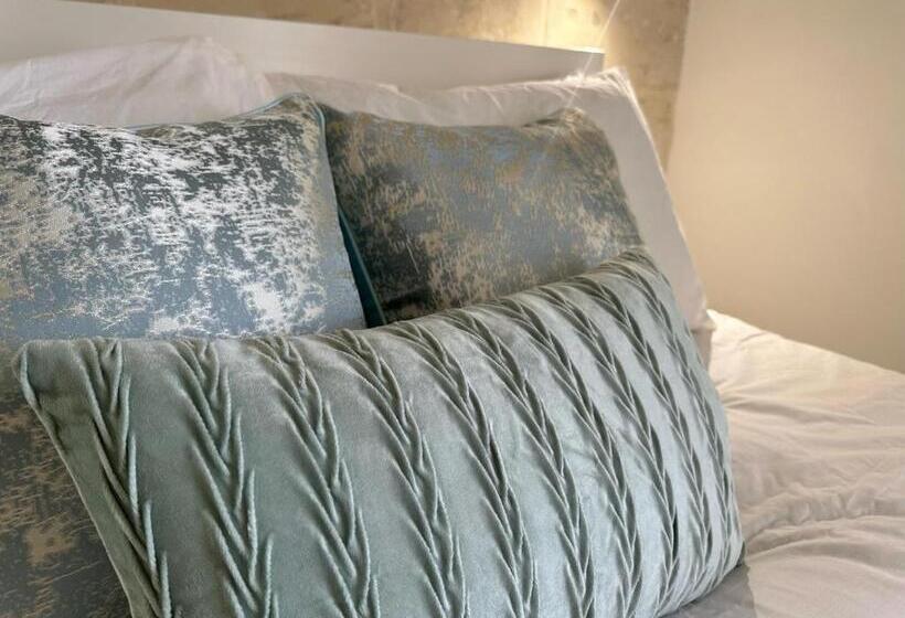 استودیو استاندارد با بالکن, 15 Main Gate