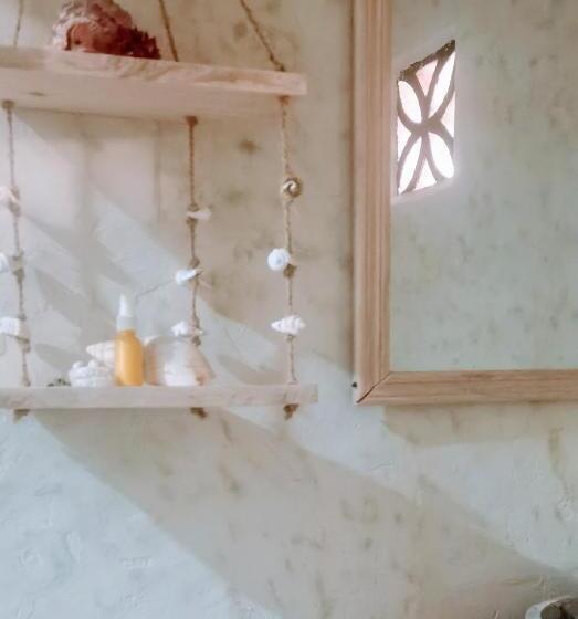 اتاق اکونومی, Naraha Beach House