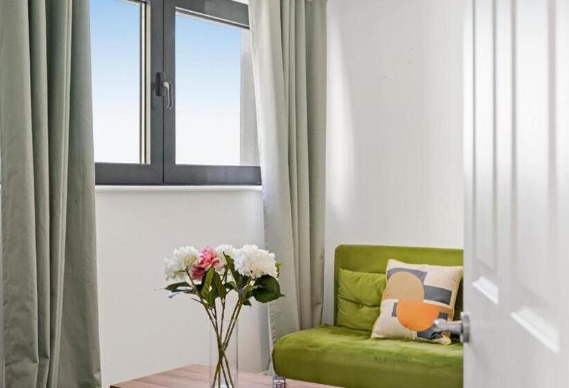 Апартаменты 1 Спальня с Балконом, Heathrow Haven: Stylish Apartments In The Heart Of Slough