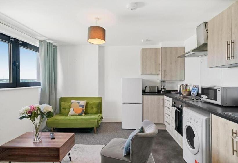 Апартаменты 1 Спальня с Балконом, Heathrow Haven: Stylish Apartments In The Heart Of Slough