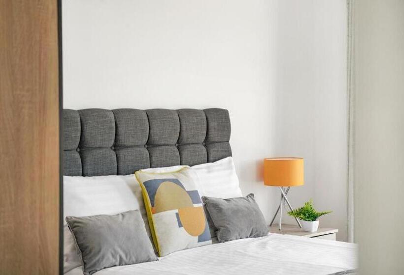 Апартаменты 1 Спальня с Балконом, Heathrow Haven: Stylish Apartments In The Heart Of Slough