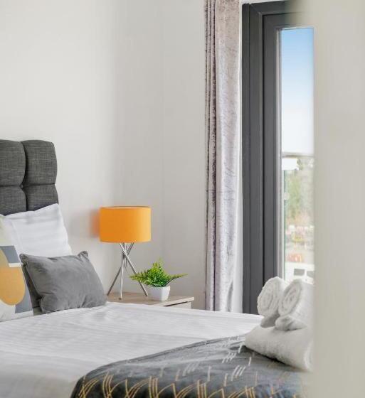 Апартаменты 1 Спальня с Балконом, Heathrow Haven: Stylish Apartments In The Heart Of Slough