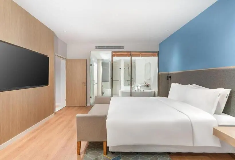キングサイズベッドのスイートルーム, Holiday Inn Express Dandong City Center, An Ihg