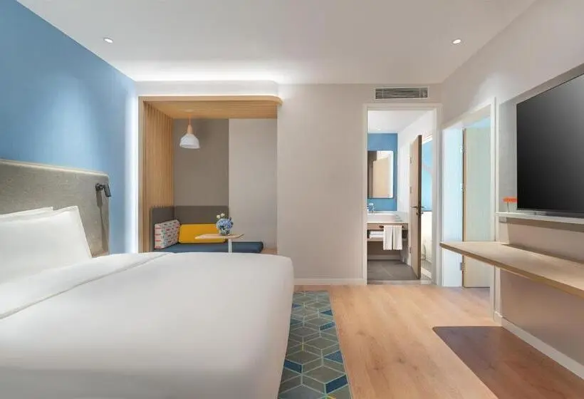 キングサイズベッドのスイートルーム, Holiday Inn Express Dandong City Center, An Ihg