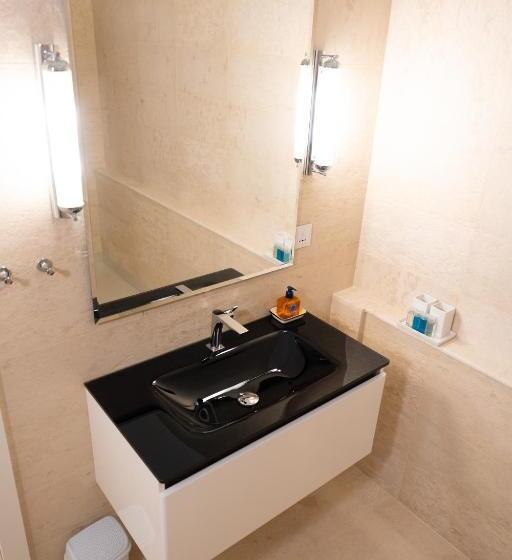 اتاق لوکس با بالکن, The White Knight Premium Boutique