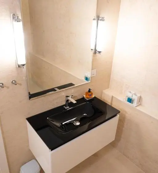 اتاق لوکس با بالکن, The White Knight Premium Boutique