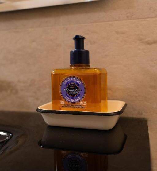 اتاق لوکس با بالکن, The White Knight Premium Boutique