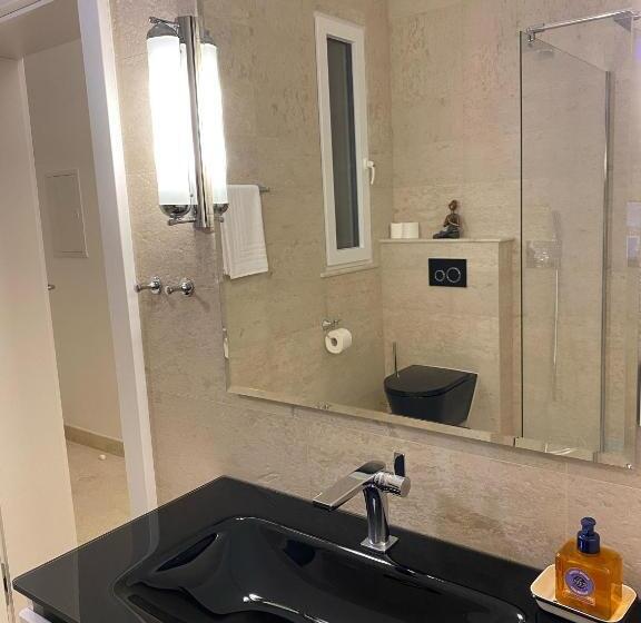 اتاق لوکس با بالکن, The White Knight Premium Boutique