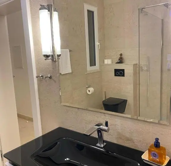 اتاق لوکس با بالکن, The White Knight Premium Boutique