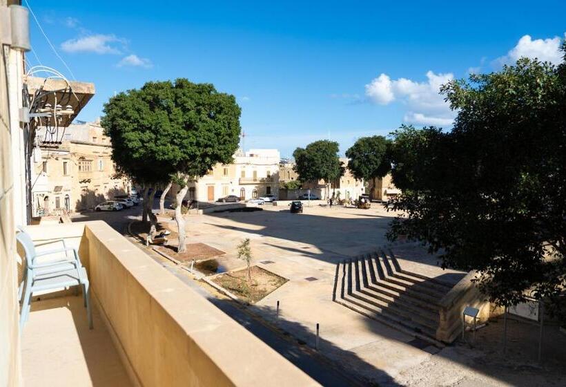 اتاق لوکس با بالکن, The White Knight Premium Boutique