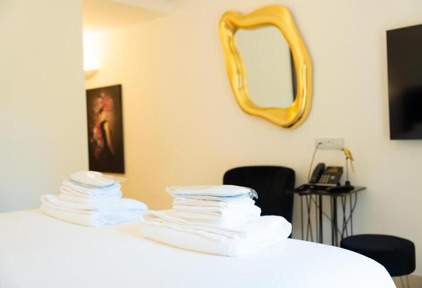 اتاق لوکس با بالکن, The White Knight Premium Boutique