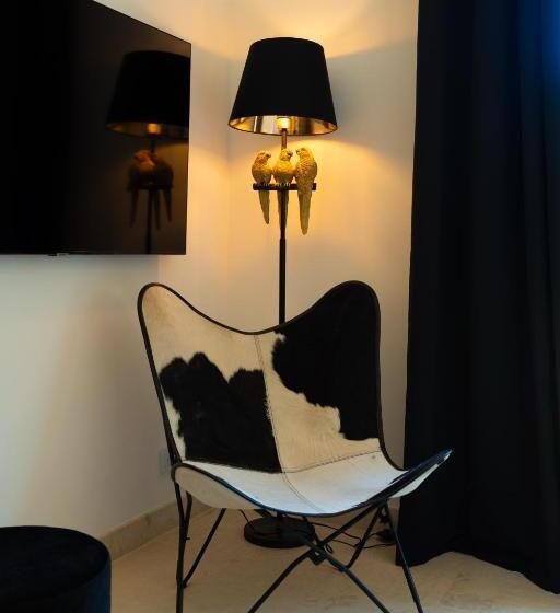 اتاق لوکس با بالکن, The White Knight Premium Boutique