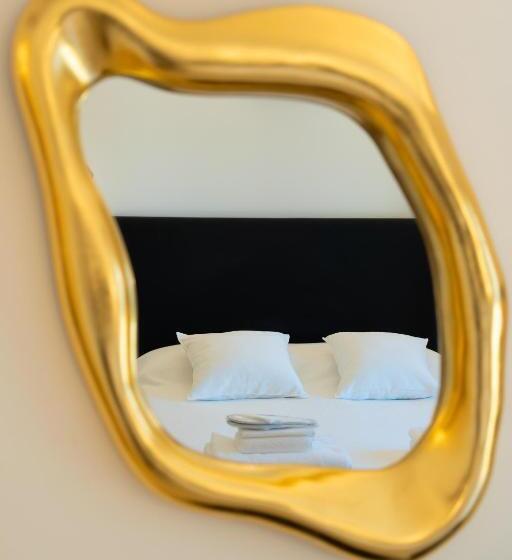 اتاق لوکس با بالکن, The White Knight Premium Boutique