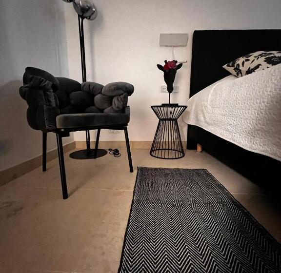 اتاق لوکس, The White Knight Premium Boutique