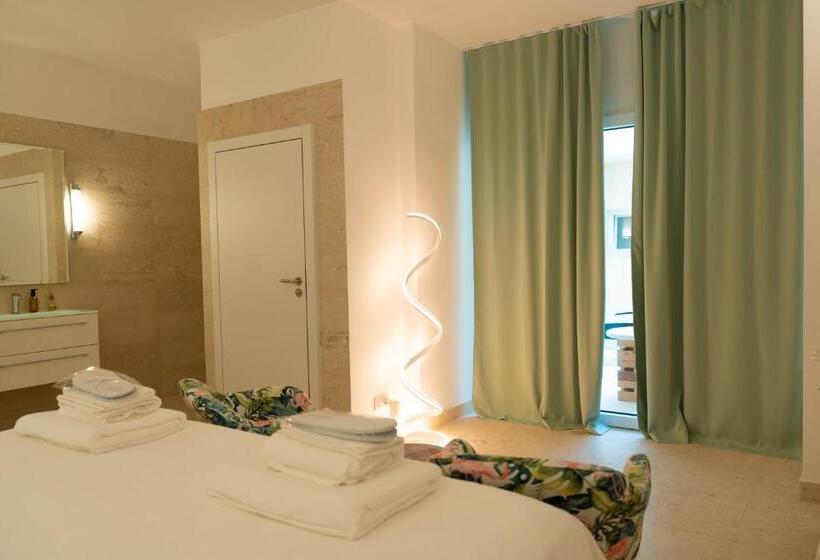 اتاق سوپریور با تخت بزرگ, The White Knight Premium Boutique