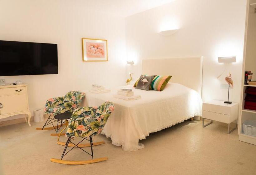 اتاق سوپریور با تخت بزرگ, The White Knight Premium Boutique