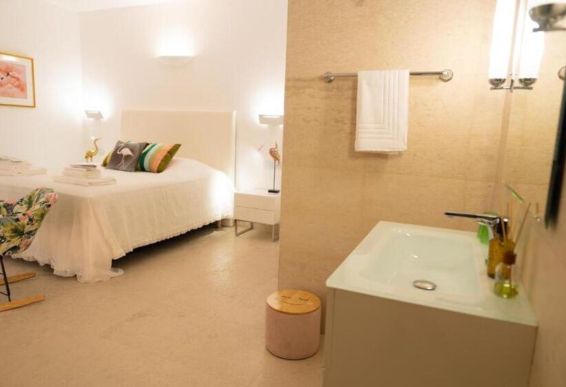 اتاق سوپریور با تخت بزرگ, The White Knight Premium Boutique