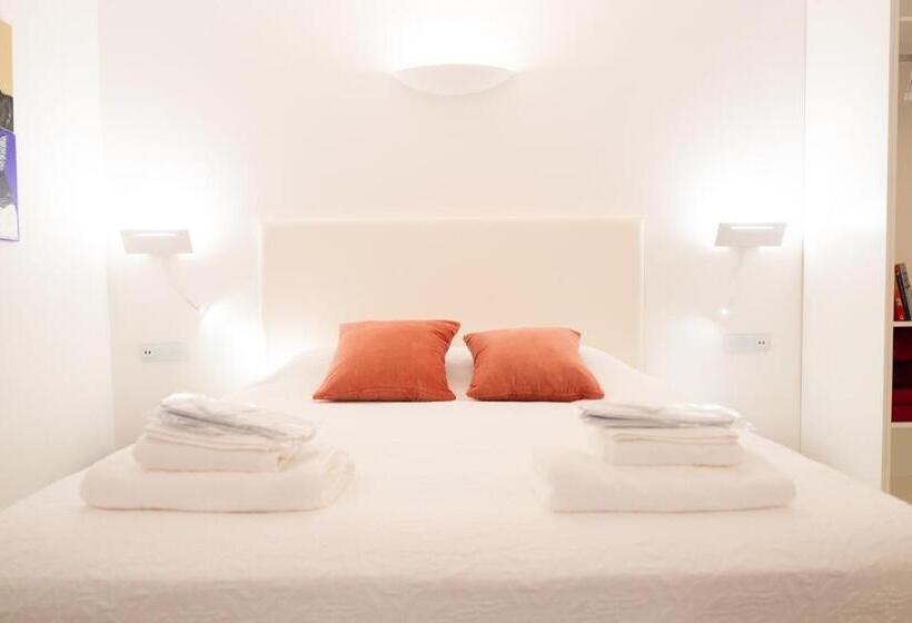 اتاق سوپریور با تخت بزرگ, The White Knight Premium Boutique