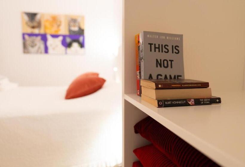 اتاق سوپریور با تخت بزرگ, The White Knight Premium Boutique