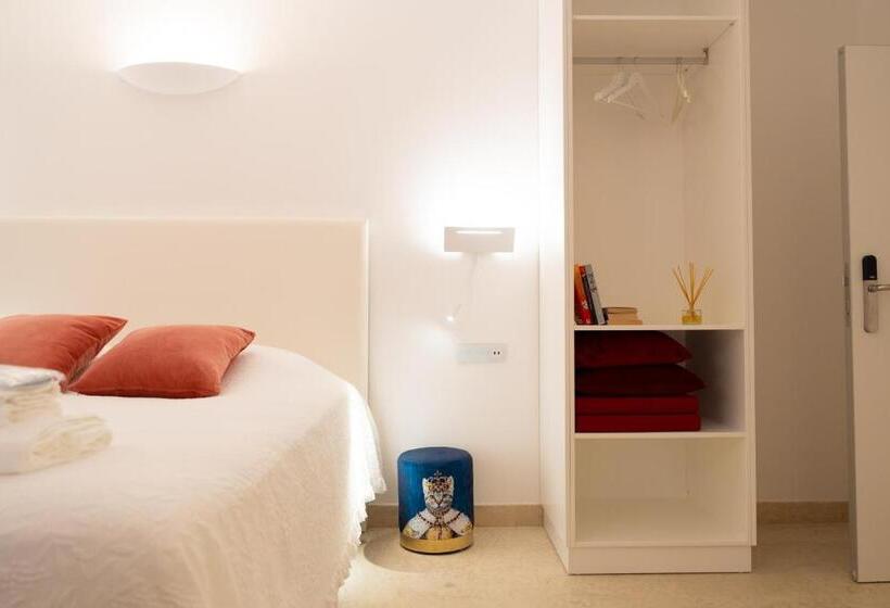 اتاق سوپریور با تخت بزرگ, The White Knight Premium Boutique