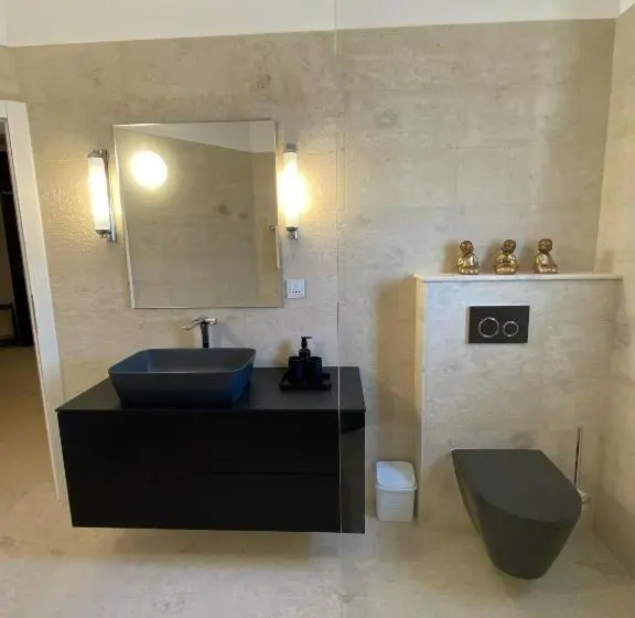 اتاق لوکس با تخت بزرگ, The White Knight Premium Boutique