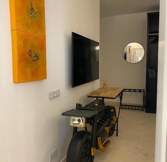 اتاق لوکس با تخت بزرگ, The White Knight Premium Boutique