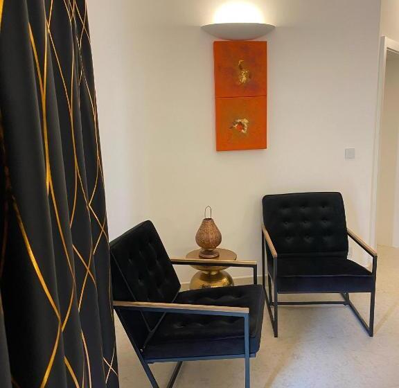 اتاق لوکس با تخت بزرگ, The White Knight Premium Boutique