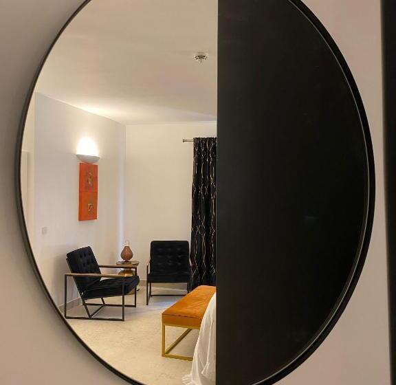 اتاق لوکس با تخت بزرگ, The White Knight Premium Boutique