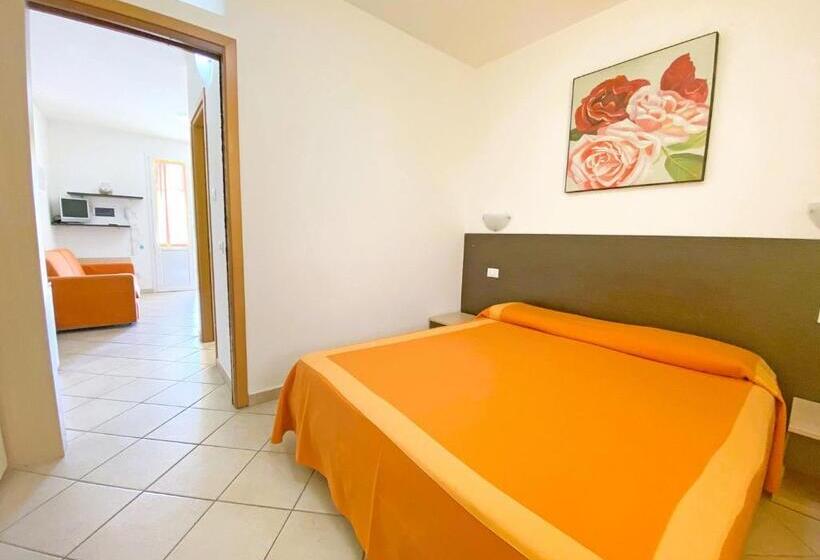 带1个卧室的公寓, Isa Residence With Swimming Pool In Mazzanta At Only 600 Meters From The Beach, Apartments With Air