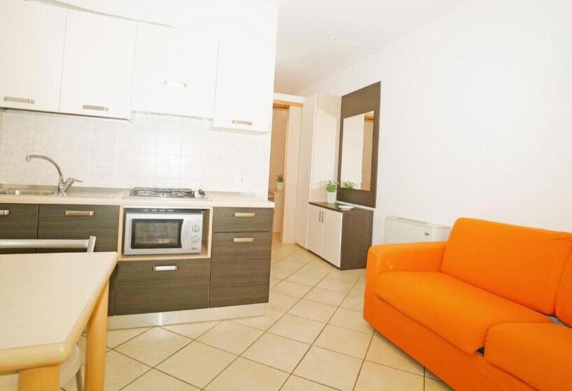 Апартаменты 1 Спальня, Isa Residence With Swimming Pool In Mazzanta At Only 600 Meters From The Beach, Apartments With Air