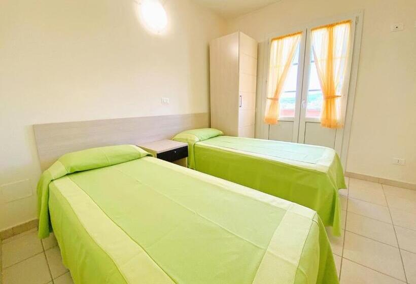 带2个卧室的公寓, Isa Residence With Swimming Pool In Mazzanta At Only 600 Meters From The Beach, Apartments With Air