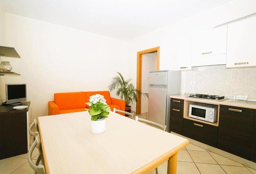 带1个卧室的公寓, Isa Residence With Swimming Pool In Mazzanta At Only 600 Meters From The Beach, Apartments With Air