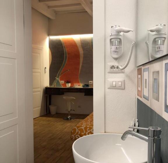 اتاق سوپریور با تخت بزرگ, Dimor A S