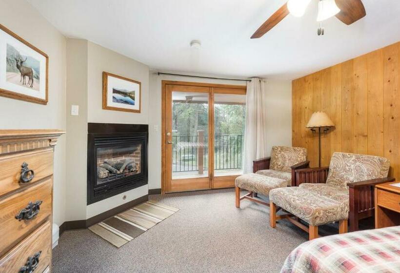 Номер Executive, 4 Seasons Inn On Fall River