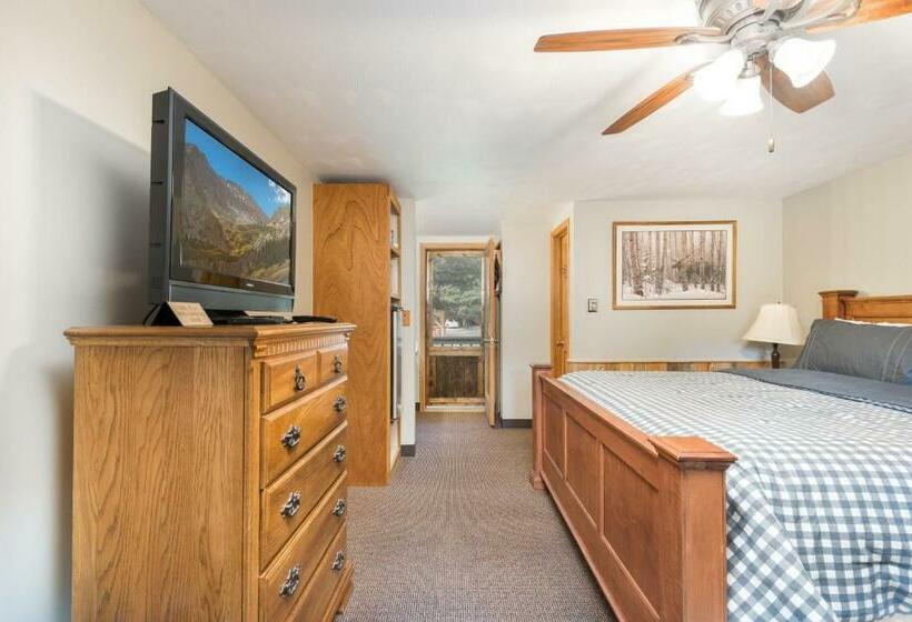 Номер Executive, 4 Seasons Inn On Fall River