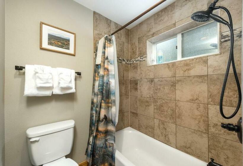 Номер Executive, 4 Seasons Inn On Fall River