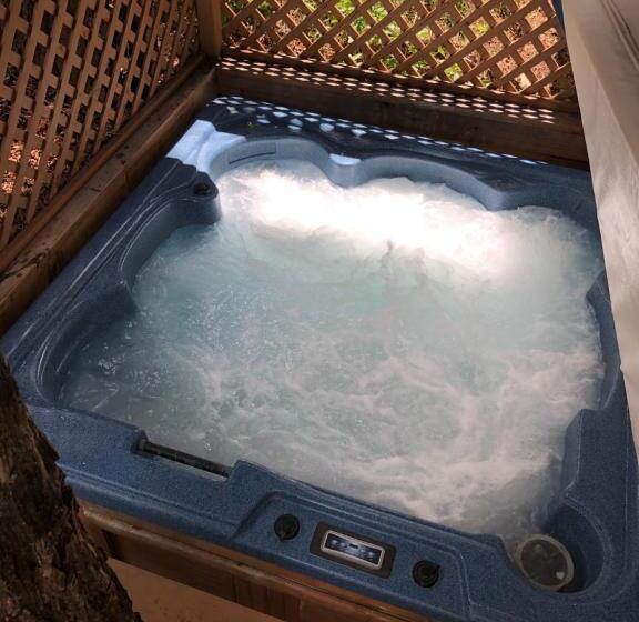 Люкс с гидромассажем, 4 Seasons Inn On Fall River