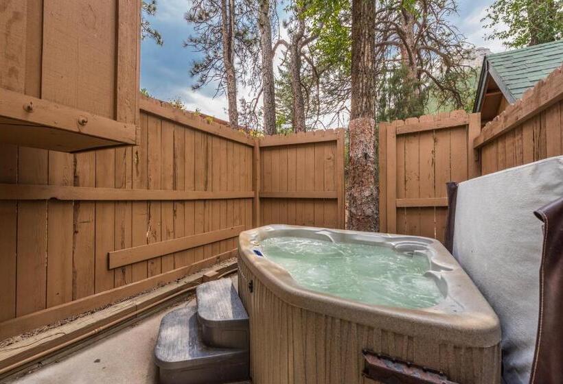 자쿠지 스위트, 4 Seasons Inn On Fall River