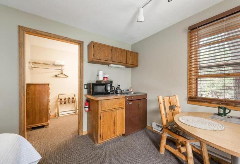 Люкс с гидромассажем, 4 Seasons Inn On Fall River