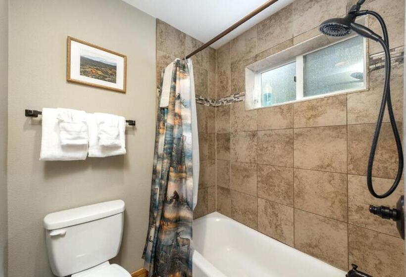 자쿠지 스위트, 4 Seasons Inn On Fall River