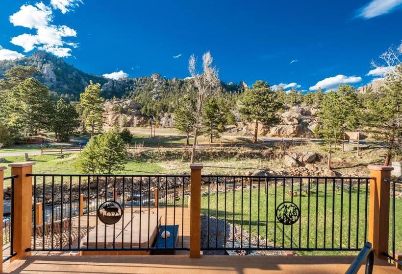 자쿠지 스위트, 4 Seasons Inn On Fall River