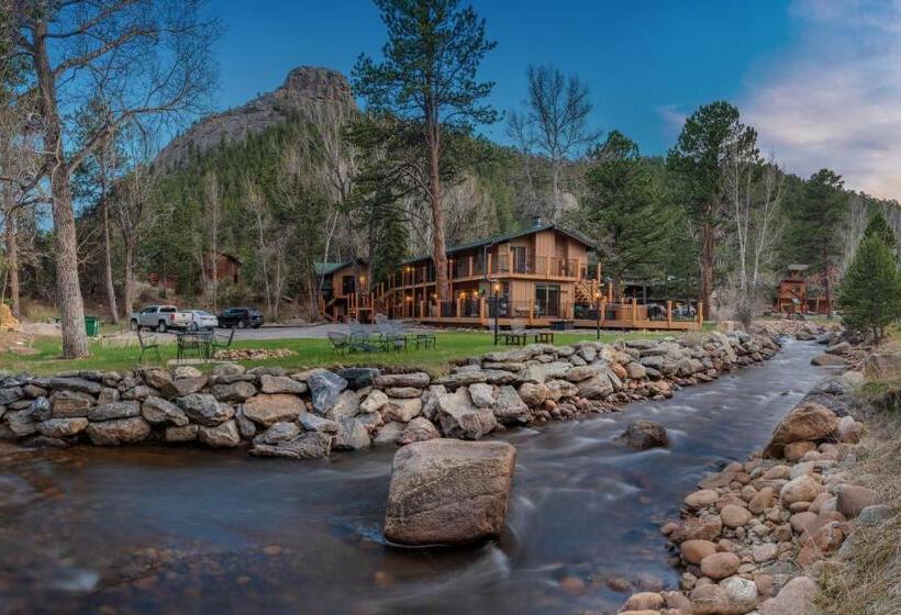 자쿠지 스위트, 4 Seasons Inn On Fall River