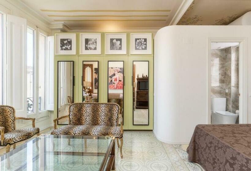 جناح مطل على المدينة, El Petit Palauet