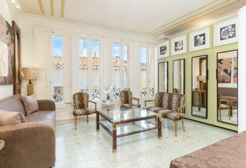 جناح مطل على المدينة, El Petit Palauet