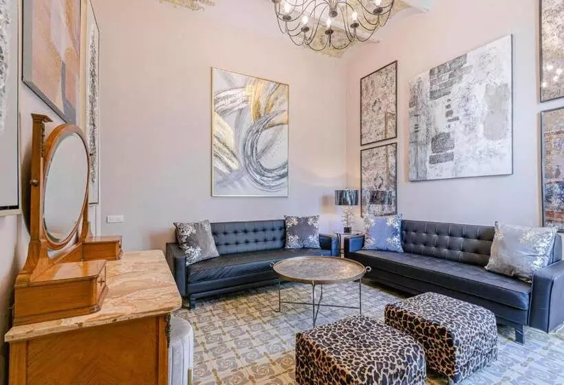 سوییت با چشم‌انداز باغ, El Petit Palauet